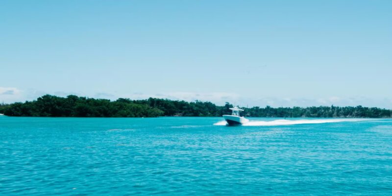 Маленькая моторная лодка у острова Сток-Айленд, Флорида-Кис, в море