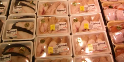 Прилавок с упакованным акульим мясом в супермаркете