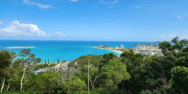 Пляж с пальмами в Нумеа, Новая Каледония