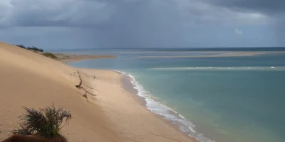 Песчаные дюны, пляж и мелководное море на архипелаге Базаруто