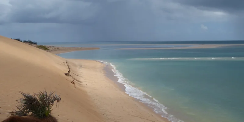 Песчаные дюны, пляж и мелководное море на архипелаге Базаруто