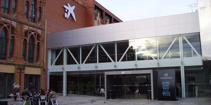 Внешний вид научного музея CosmoCaixa в Барселоне на фотографии 2005 года