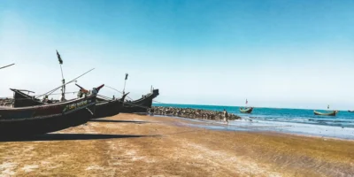 Рыбацкие лодки на пляже и в море на Синт-Мартене