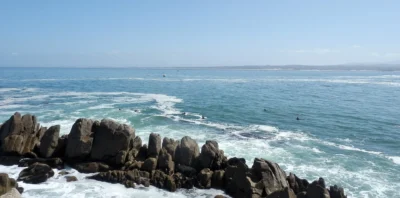 Вид с Lovers Point на скалистое побережье и Monterey Bay у Pacific Grove