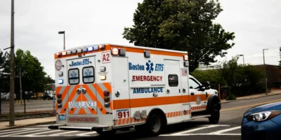 Машина скорой помощи Boston EMS на улице как иллюстрация спасательной операции