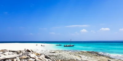 Деревянные лодки на пляже Rolas Island в архипелаге Quirimbas, Мозамбик