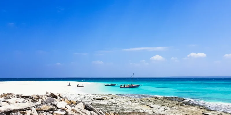 Деревянные лодки на пляже Rolas Island в архипелаге Quirimbas, Мозамбик