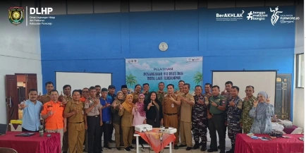 Участники курса DLHP Purworejo и SeAlife Indonesia по помощи выброшенным на берег китовым акулам в Кебурухане