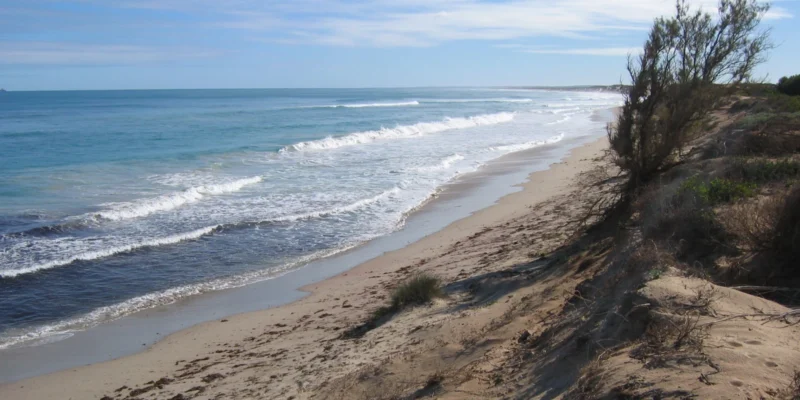 Песчаный пляж и береговая линия Sunset Beach в Geraldton в Западной Австралии